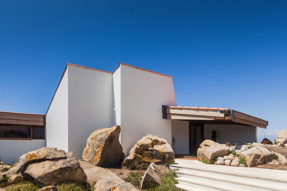 Alvaro Siza Restores Clifftop Boa Nova Tea House In Portugal