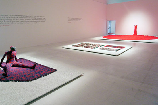 'dritto rovescio' exhibition on knitting at the triennale museum, milan