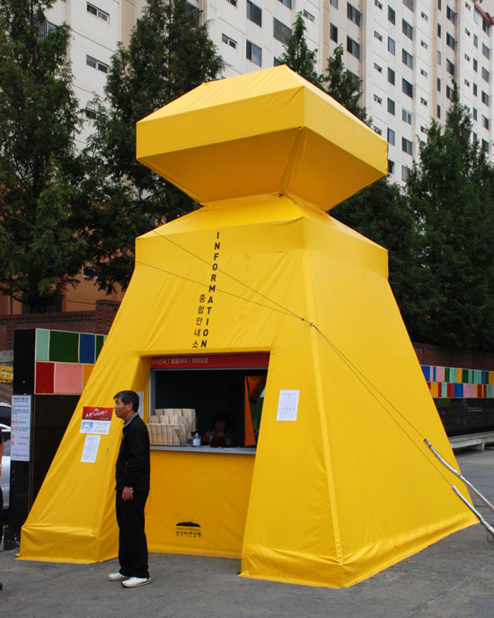 totem kiosks by motoelastico + parang