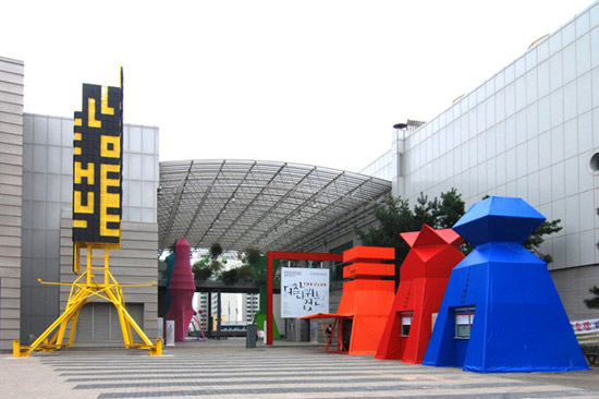 totem kiosks by motoelastico + parang