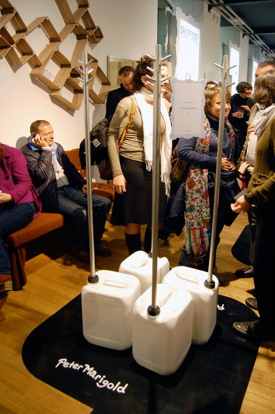 peter marigold: 25 LTR coat stand for skitsch