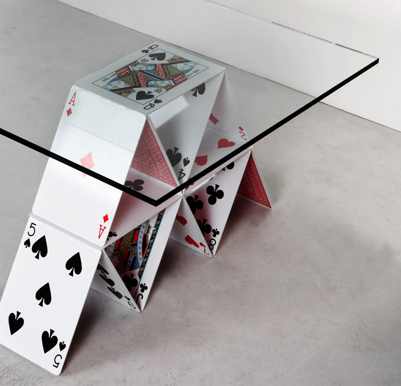 Карточный столик. Стол для карточных игр. Люстра из игральных карт. Маленький карточный столик.
