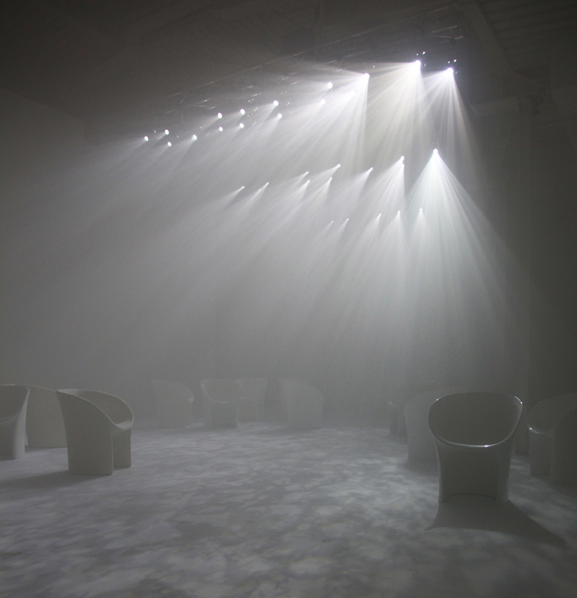 tokujin yoshioka dreams up twilight installation for moroso