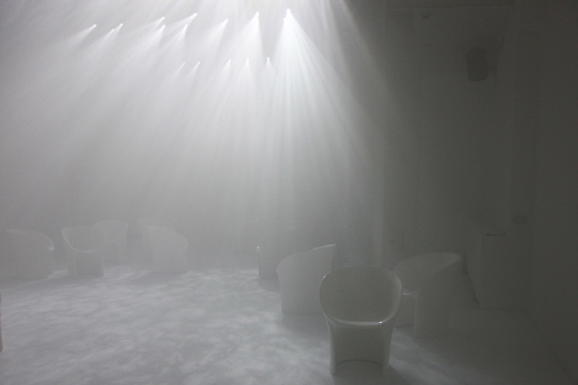 tokujin yoshioka dreams up twilight installation for moroso
