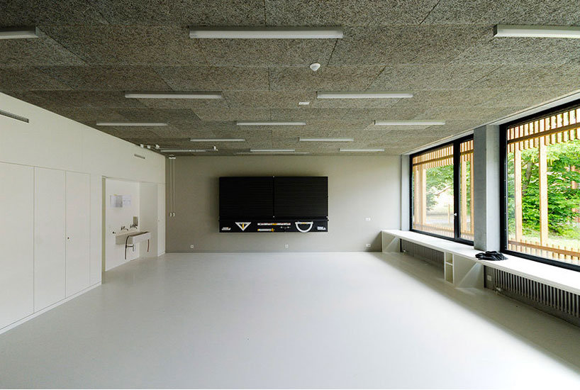 berrel berrel kr&auml;utler architekten: school extension with a sports hall