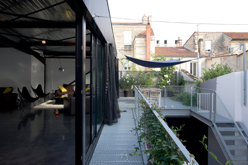 FABRE/deMARIEN architectes: big black box