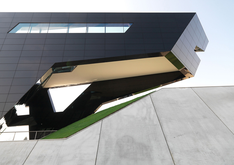 GSarchitects: MP09 black panther / headquarters of uniopt pachleitner group