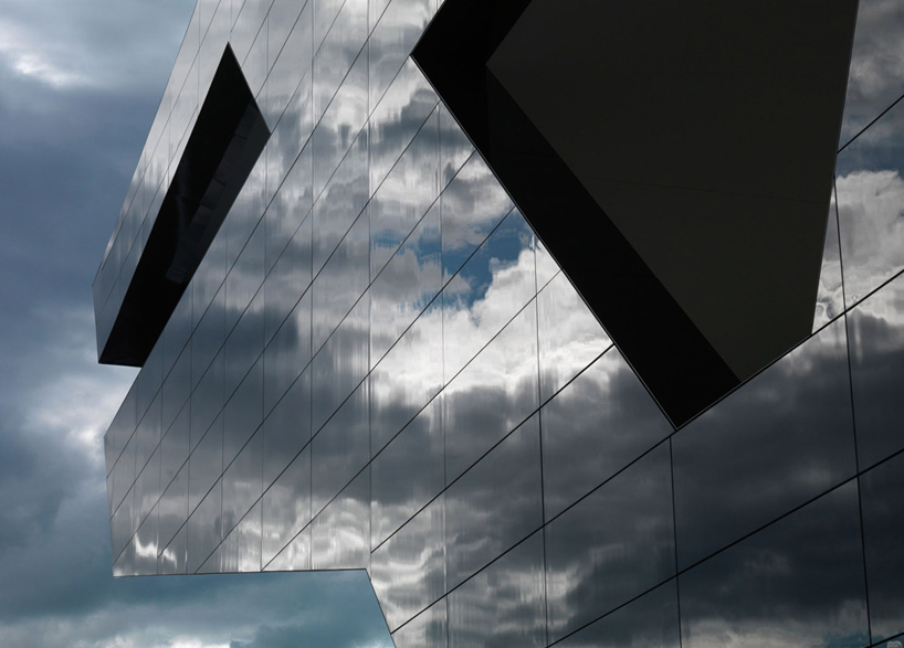 GSarchitects: MP09 black panther / headquarters of uniopt pachleitner group