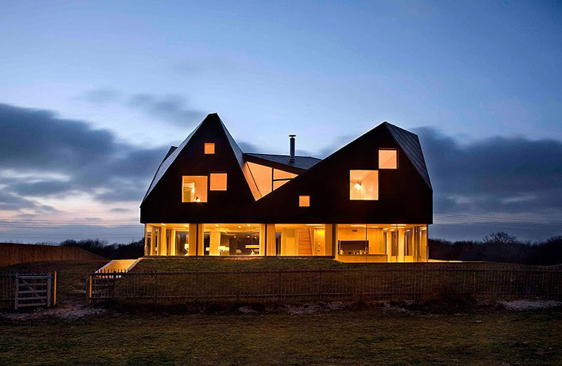 JVA + mole architects complete dune house on the english coast