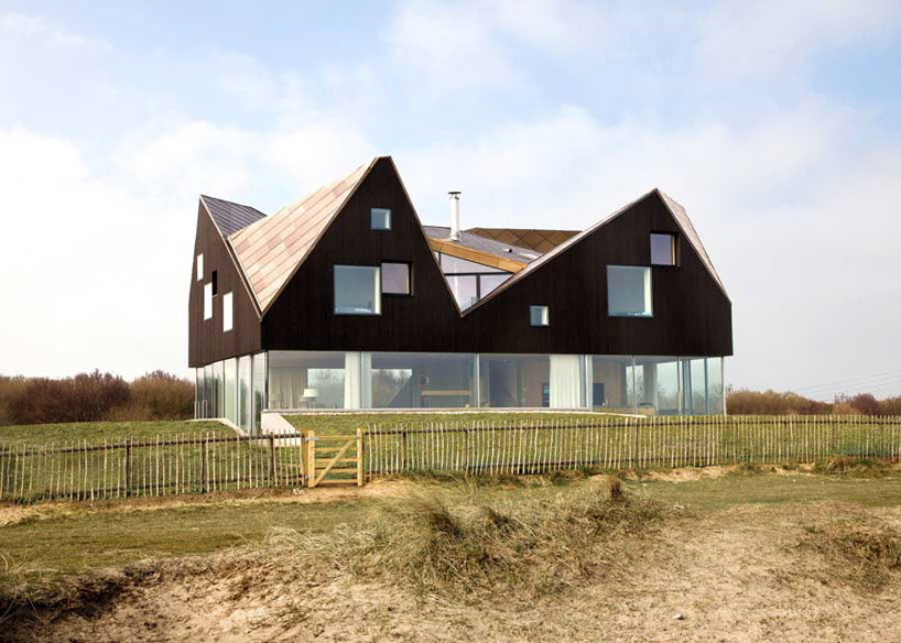 JVA + mole architects complete dune house on the english coast