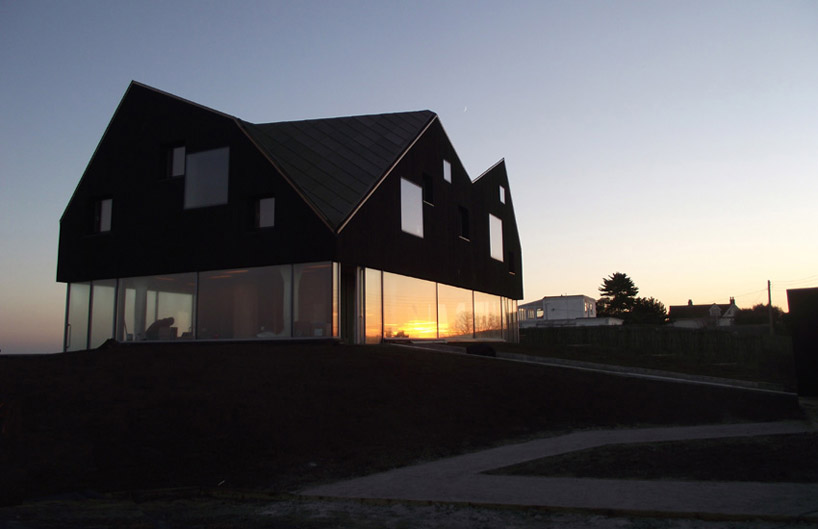 JVA + mole architects complete dune house on the english coast