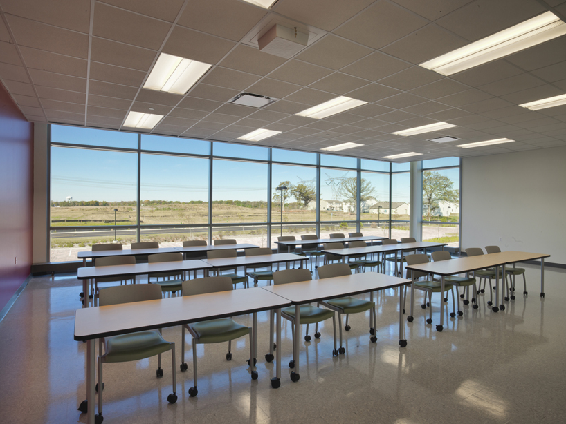 holabird + root: waubonsee plano classroom building