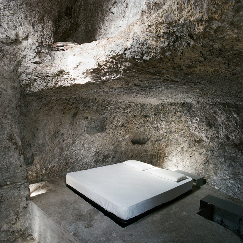 feld72: million donkey hotel