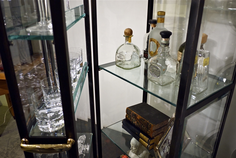 kastiel: uganda glass cabinet