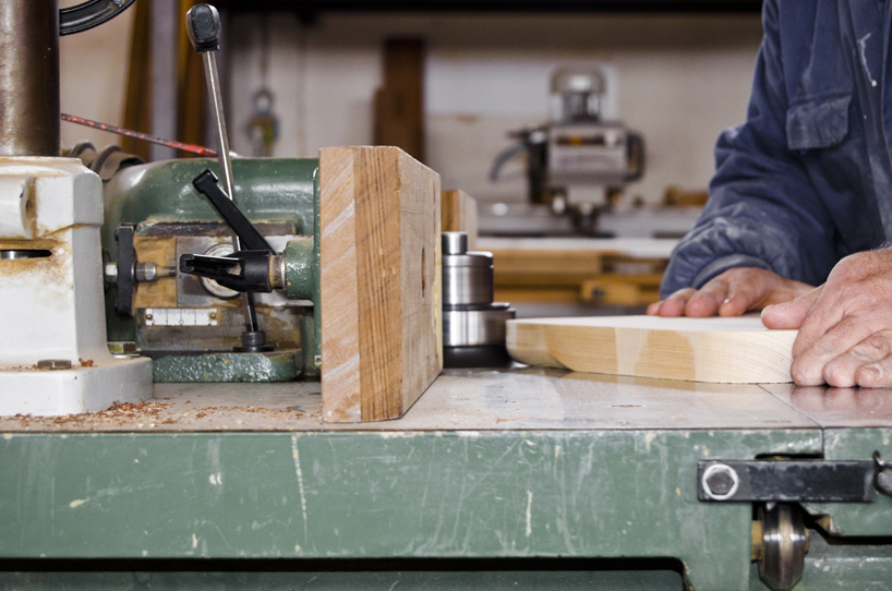 jorge de la cruz: a wooden stool