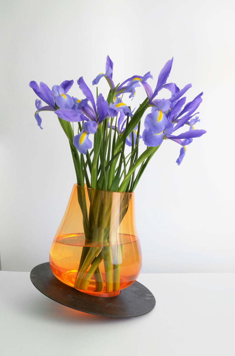 momentum vase by jacobo munoz