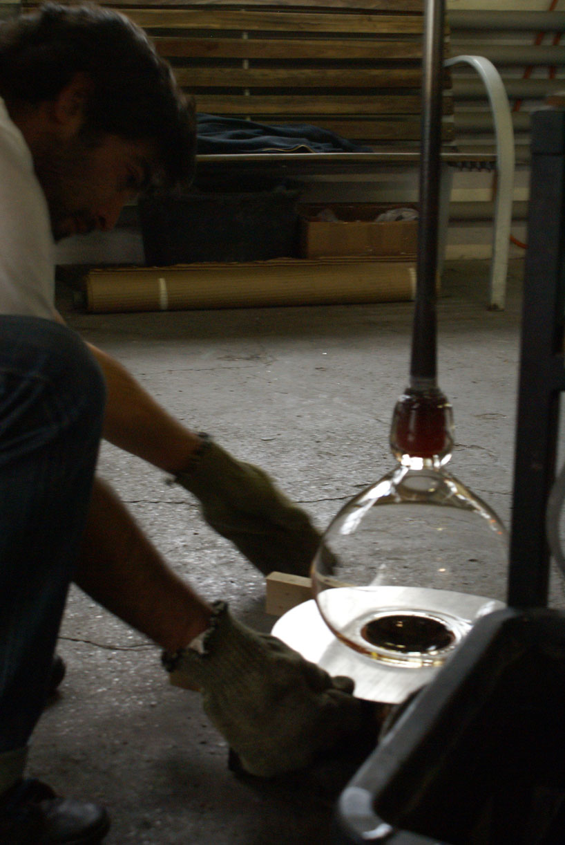 momentum vase by jacobo munoz