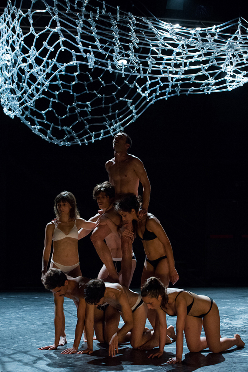 andreia garcia: earth wire set design