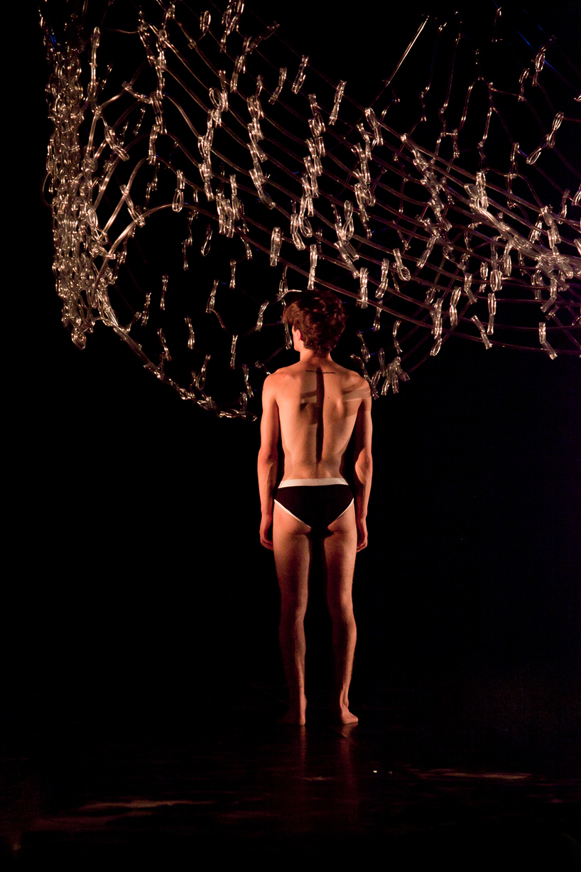 andreia garcia: earth wire set design