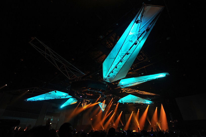 apostrophys: raptor the concert lighting and stage installation