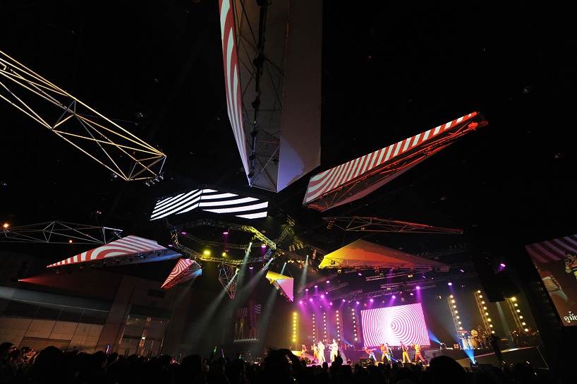 apostrophys: raptor the concert lighting and stage installation