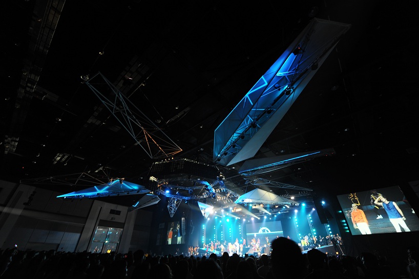 apostrophys: raptor the concert lighting and stage installation