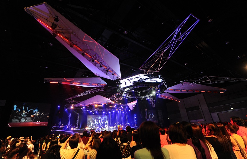 apostrophys: raptor the concert lighting and stage installation