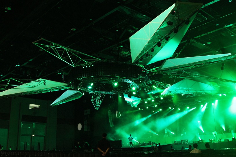 apostrophys: raptor the concert lighting and stage installation