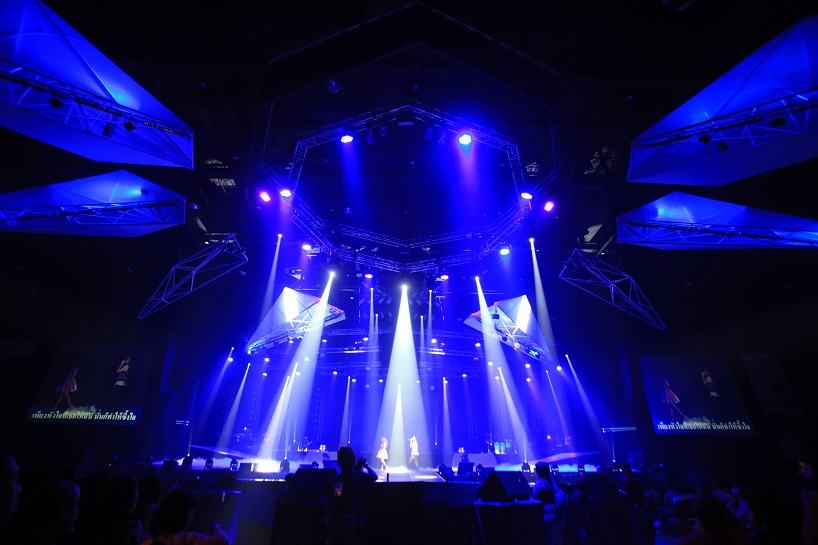 apostrophys: raptor the concert lighting and stage installation