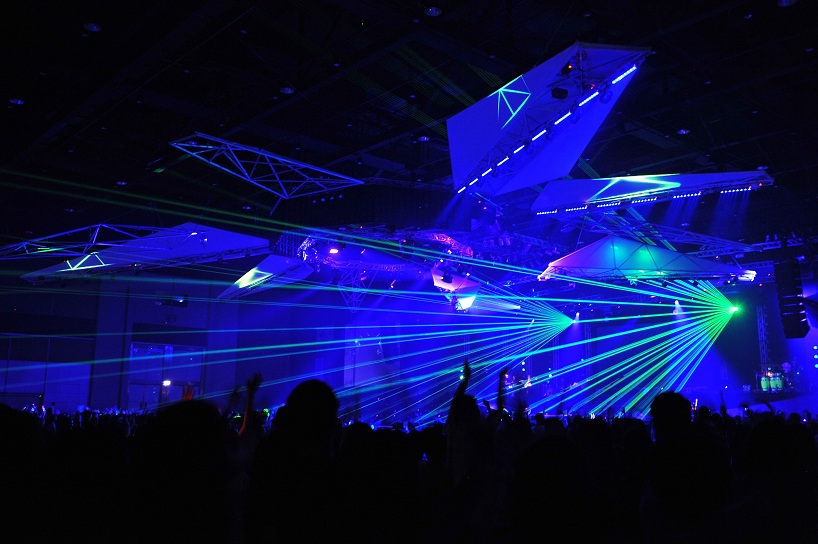 apostrophys: raptor the concert lighting and stage installation