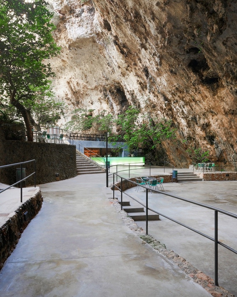 A2arquitectos: bar in the caves
