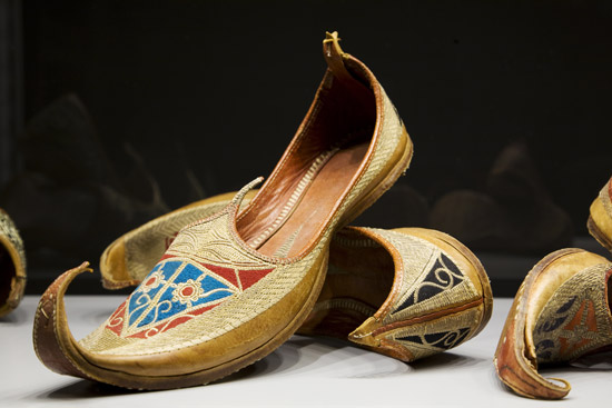 Китайский мужской обуви. Казахская Национальная обувь женская. Китайские национальные туфли. Казахская Национальная обувь мужская. Средневековая обувь.