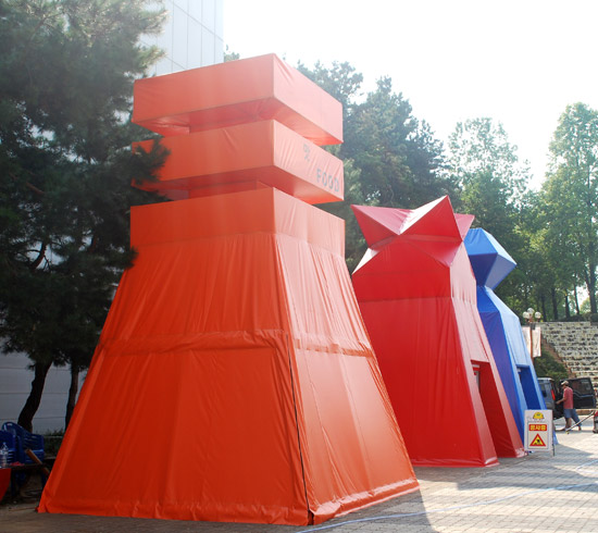 totem kiosks by motoelastico + parang