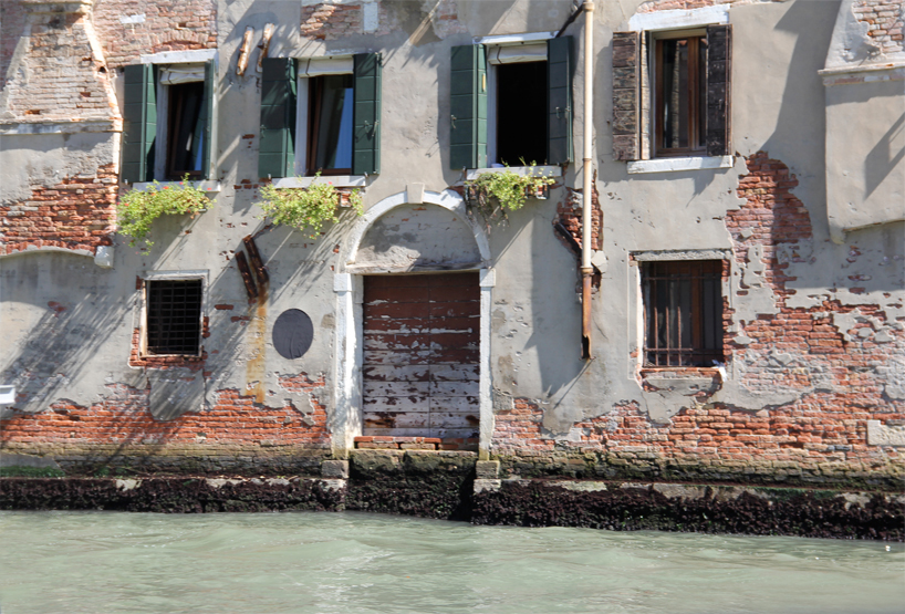 richard goodwin puts black dots on vacant buildings in venice