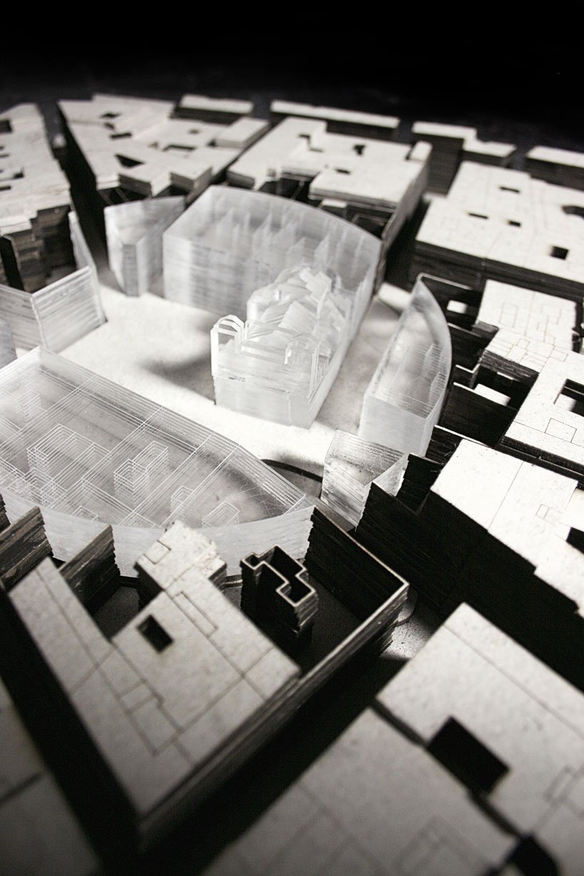 keir alexander: menos / m&aacute;s