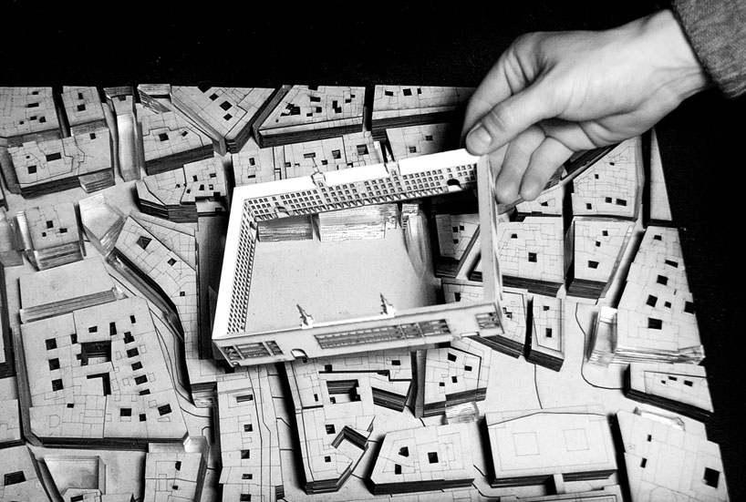 keir alexander: menos / m&aacute;s