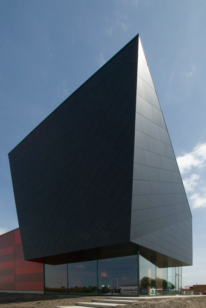 groosman partners: electric boat house