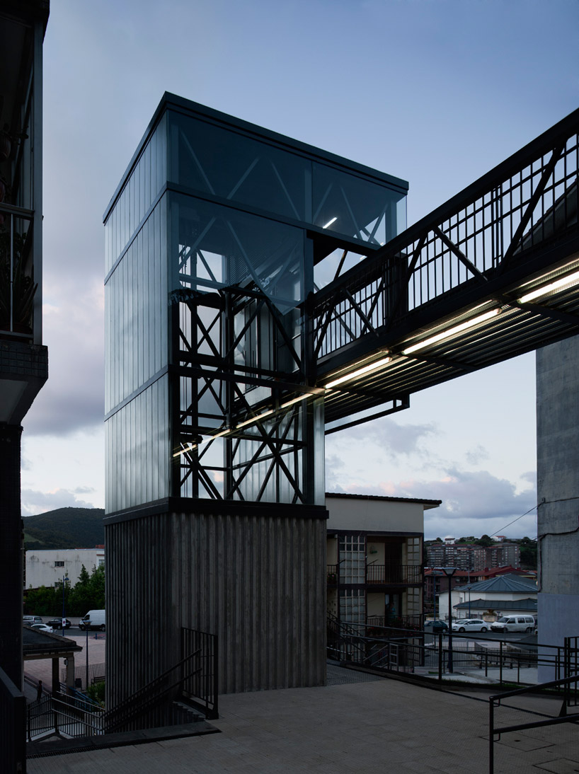 Urban Elevator and Pedestrian Bridge / VAUMM