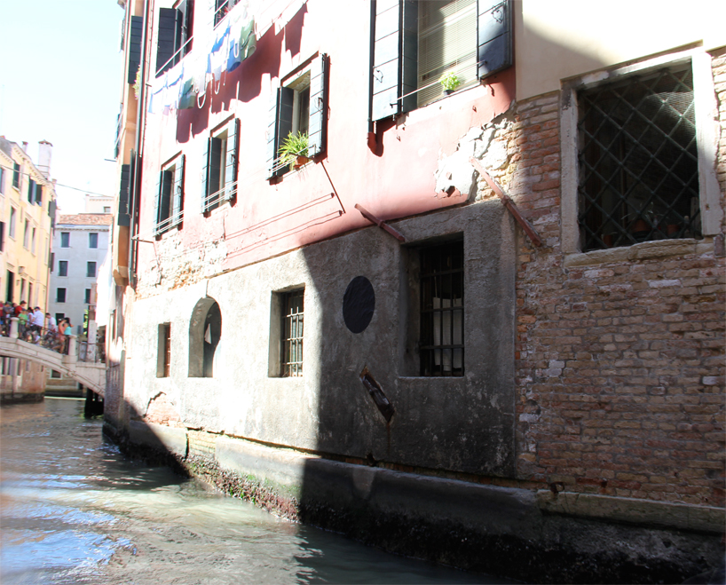 richard goodwin puts black dots on vacant buildings in venice