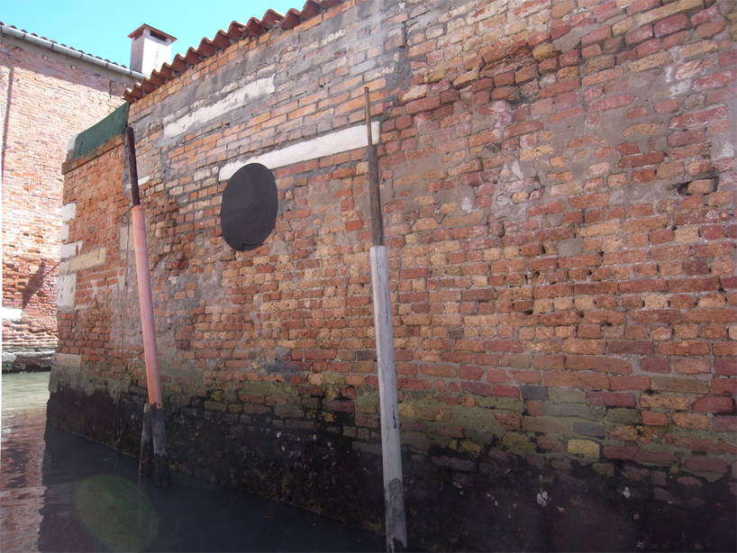 richard goodwin puts black dots on vacant buildings in venice
