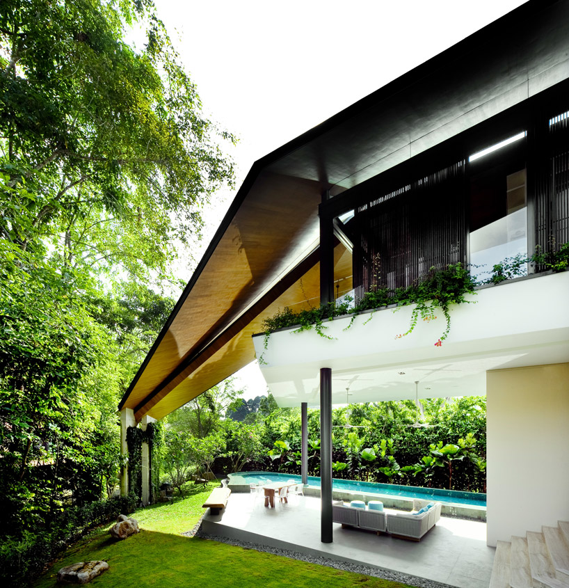 K2LD architects completes the 'winged house' in singapore
