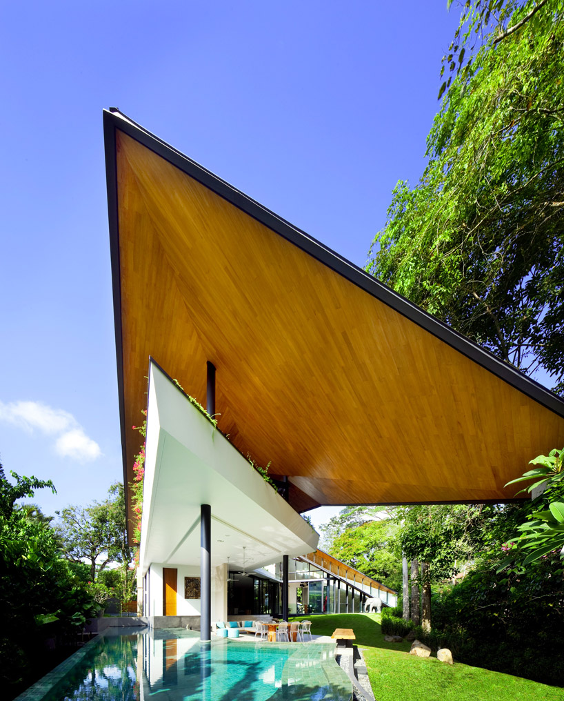 K2LD architects completes the 'winged house' in singapore