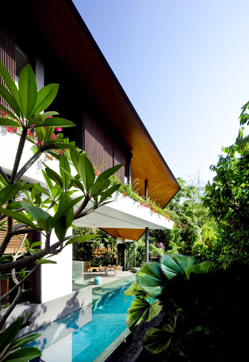 K2LD architects completes the 'winged house' in singapore