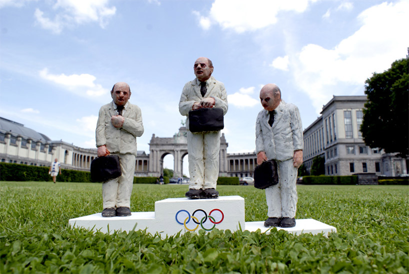 new miniature sculptures by isaac cordal - 1