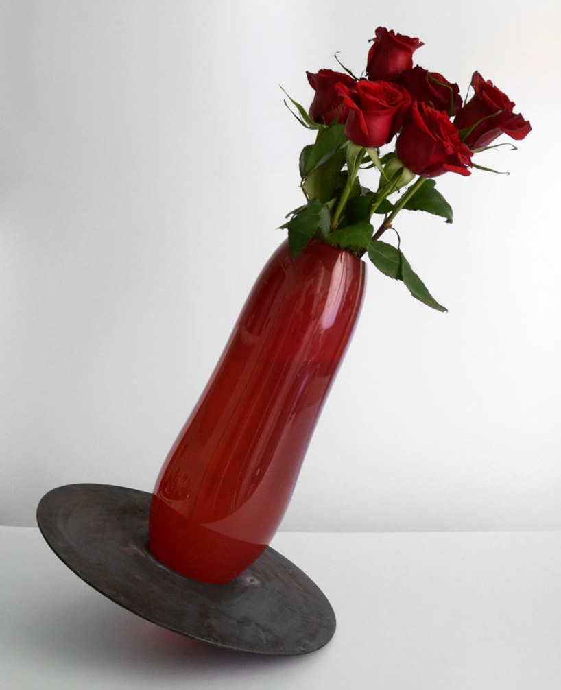 momentum vase by jacobo munoz