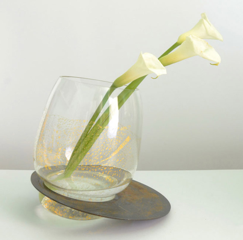 momentum vase by jacobo munoz