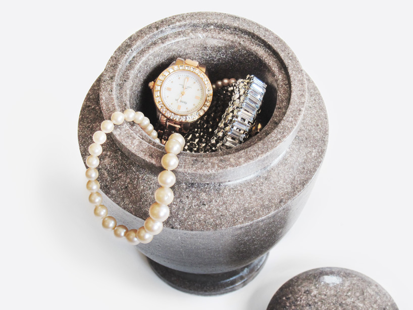 ashen urn