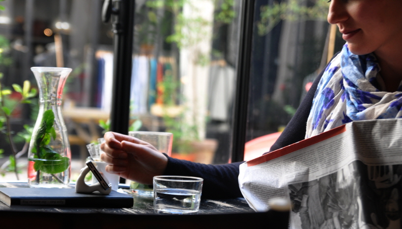 YOGA smartphone stand by i clue design