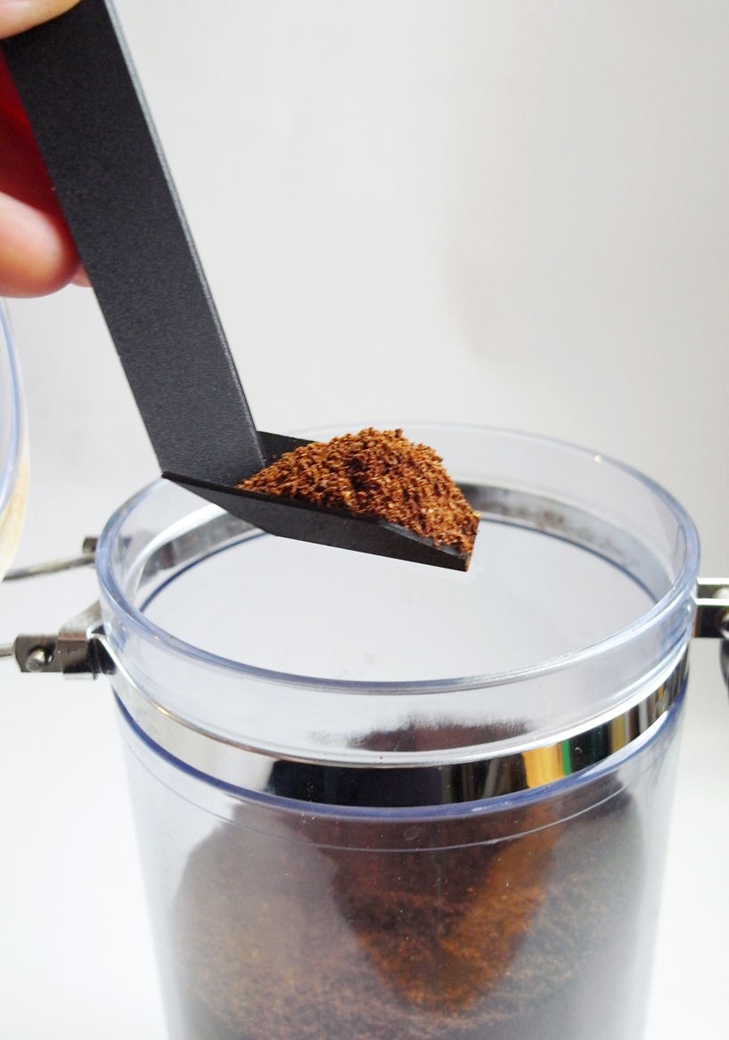 yesign scoops up coffee powder with folded measuring spoon 