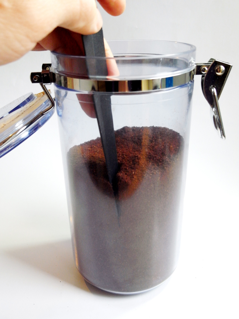 yesign scoops up coffee powder with folded measuring spoon